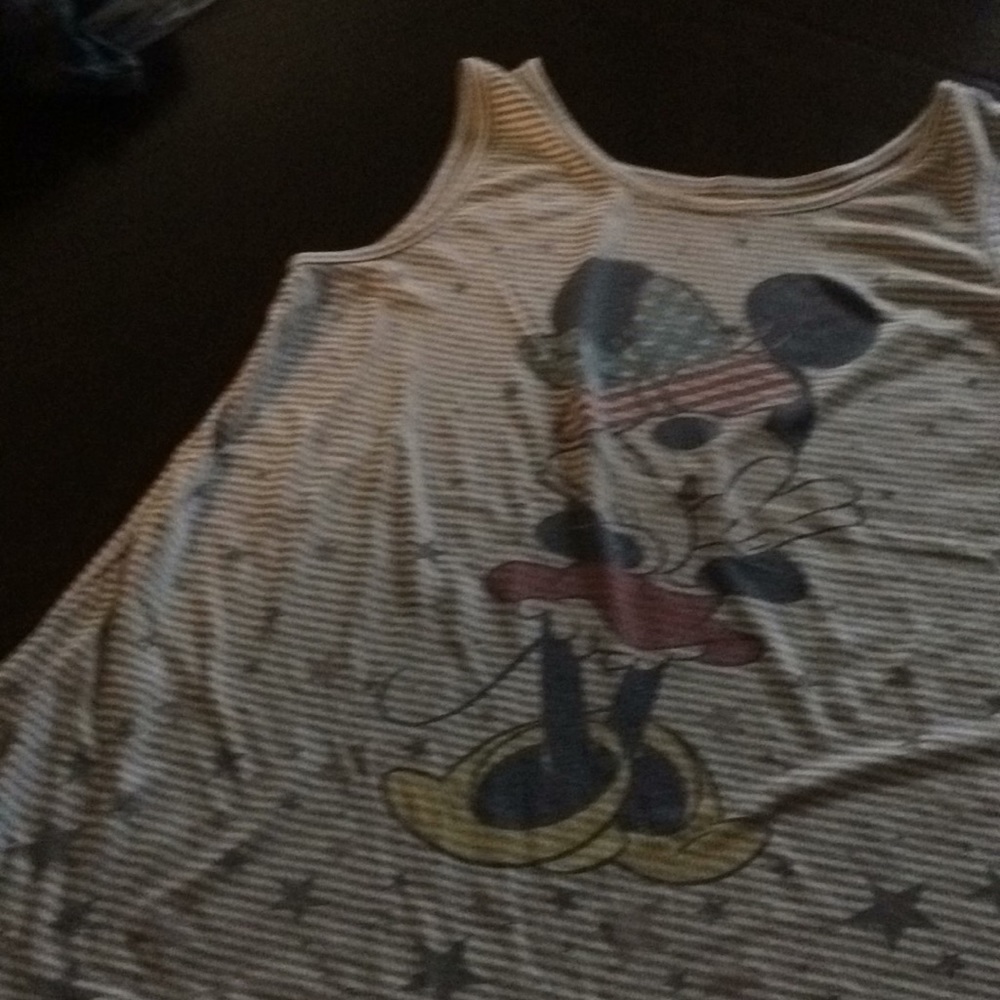 Sleeveless T-shirt
